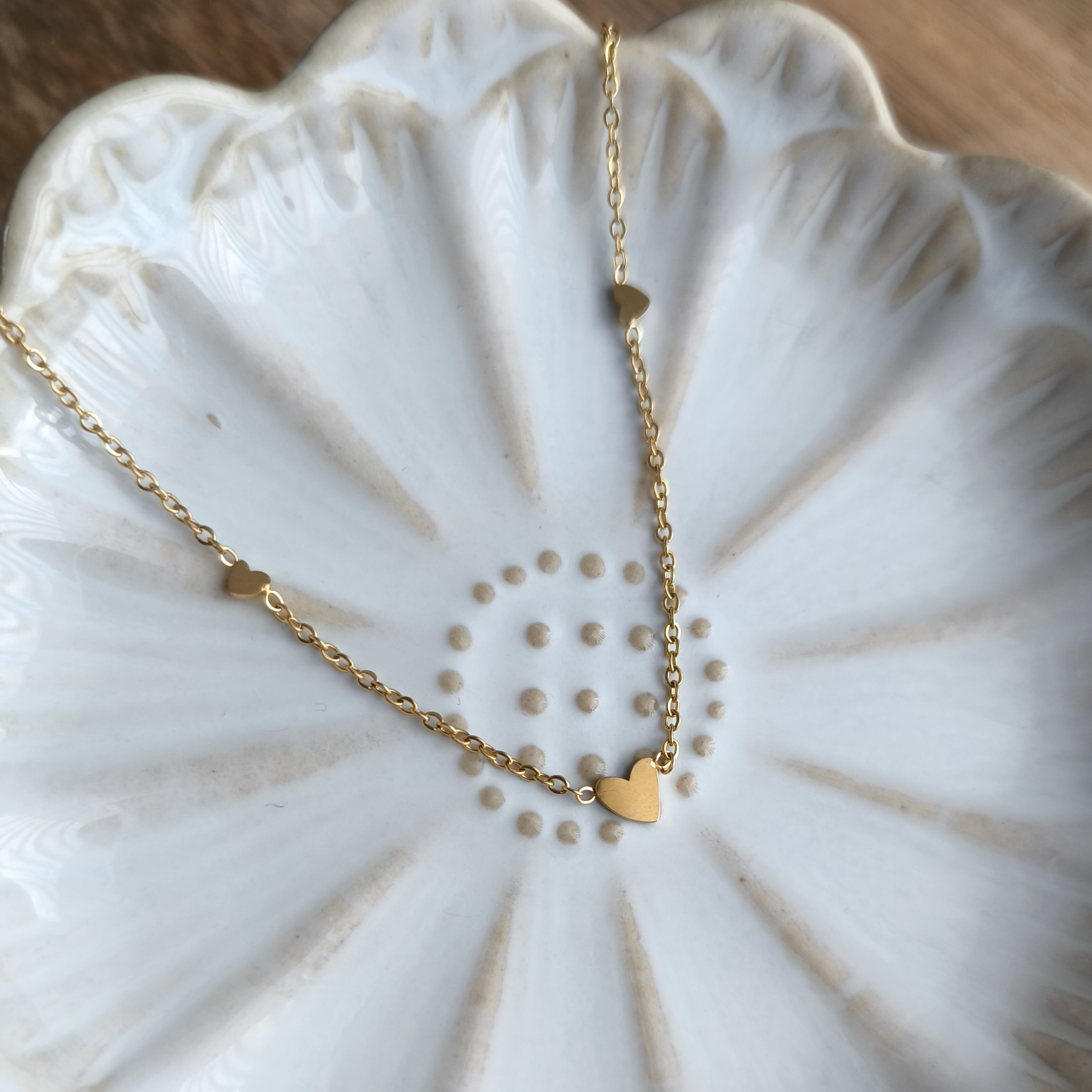 Delikatny naszyjnik z mini serduszkami