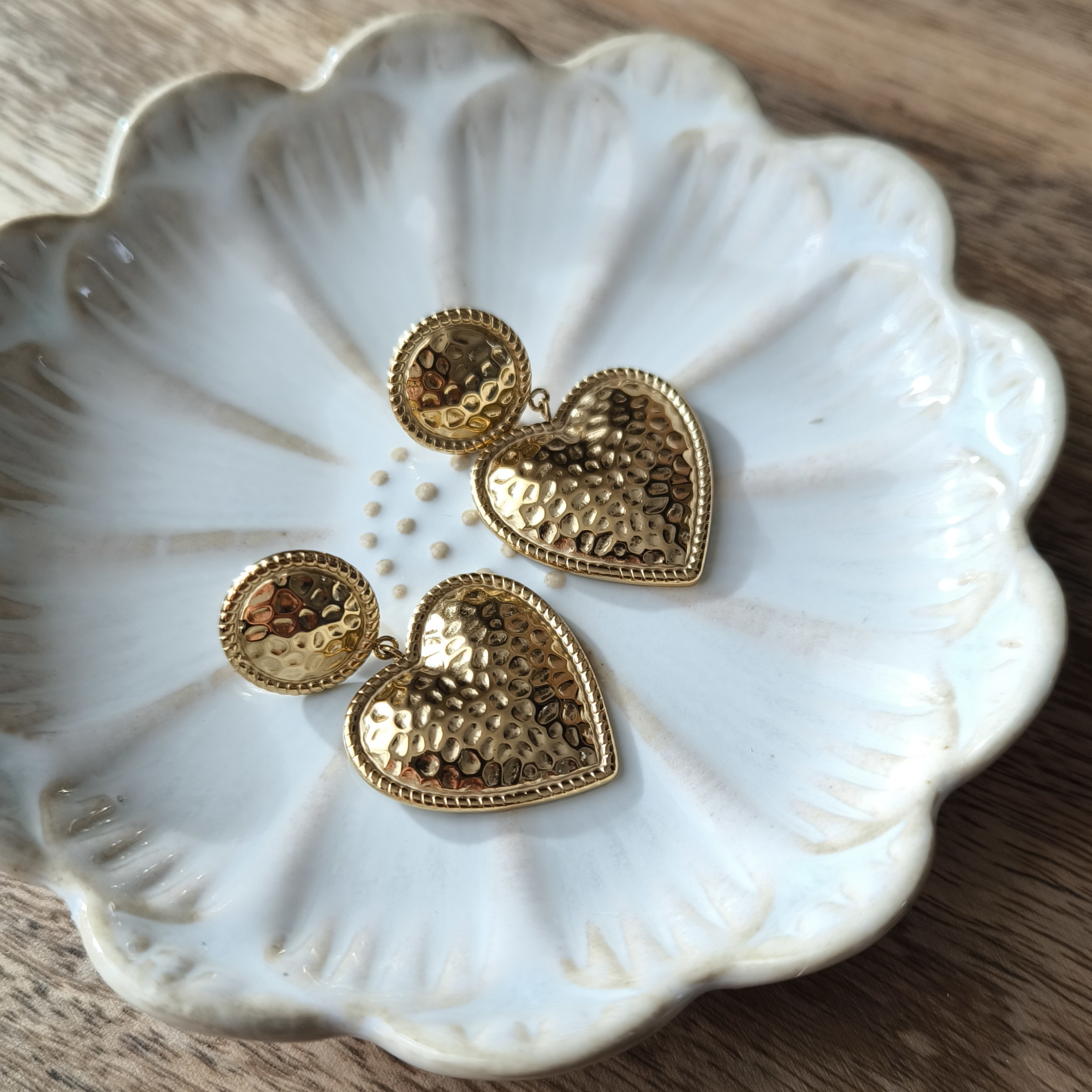 Złote kolczyki z dużym sercem