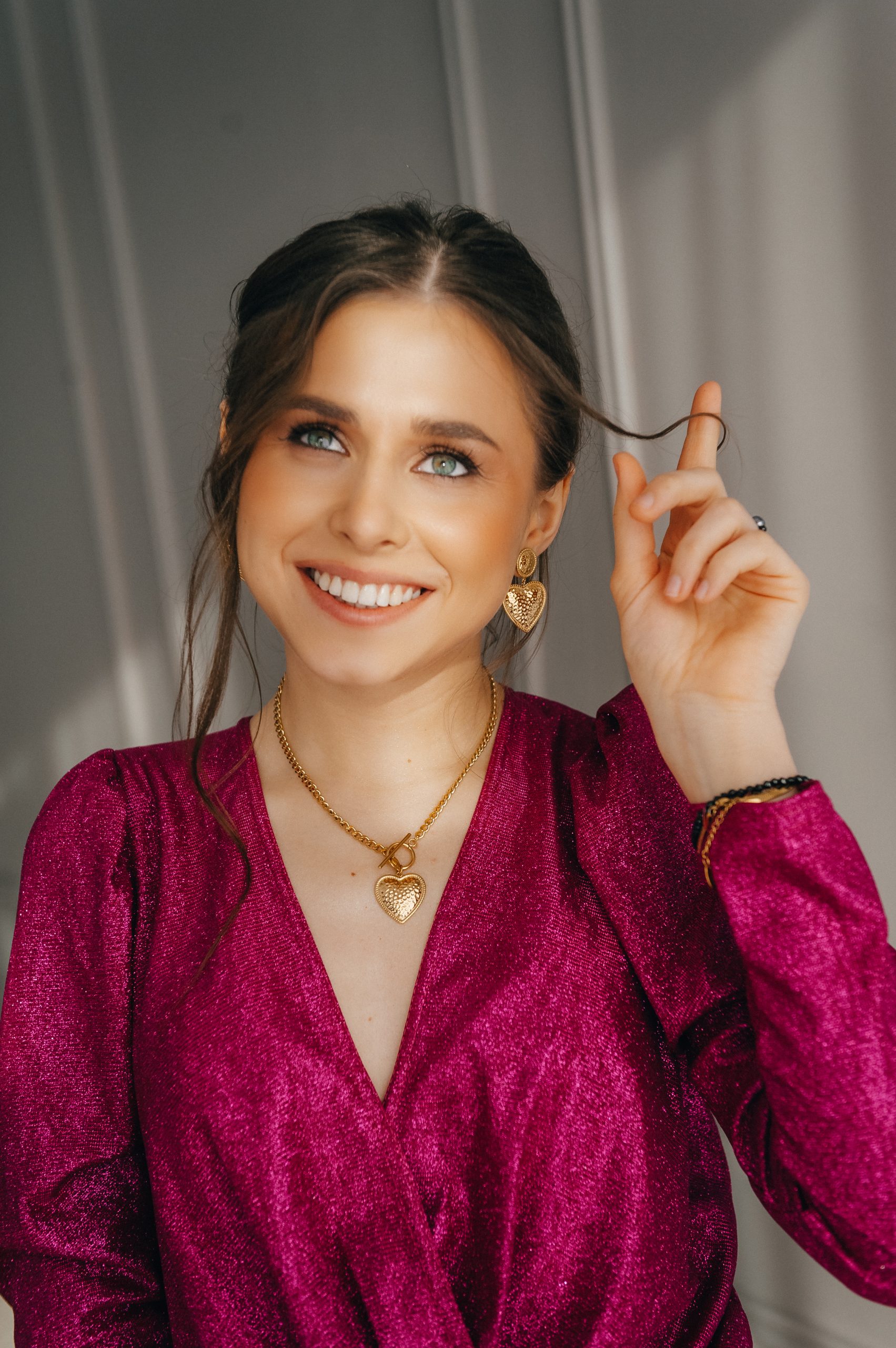 Złote kolczyki z dużym sercem - obrazek 2