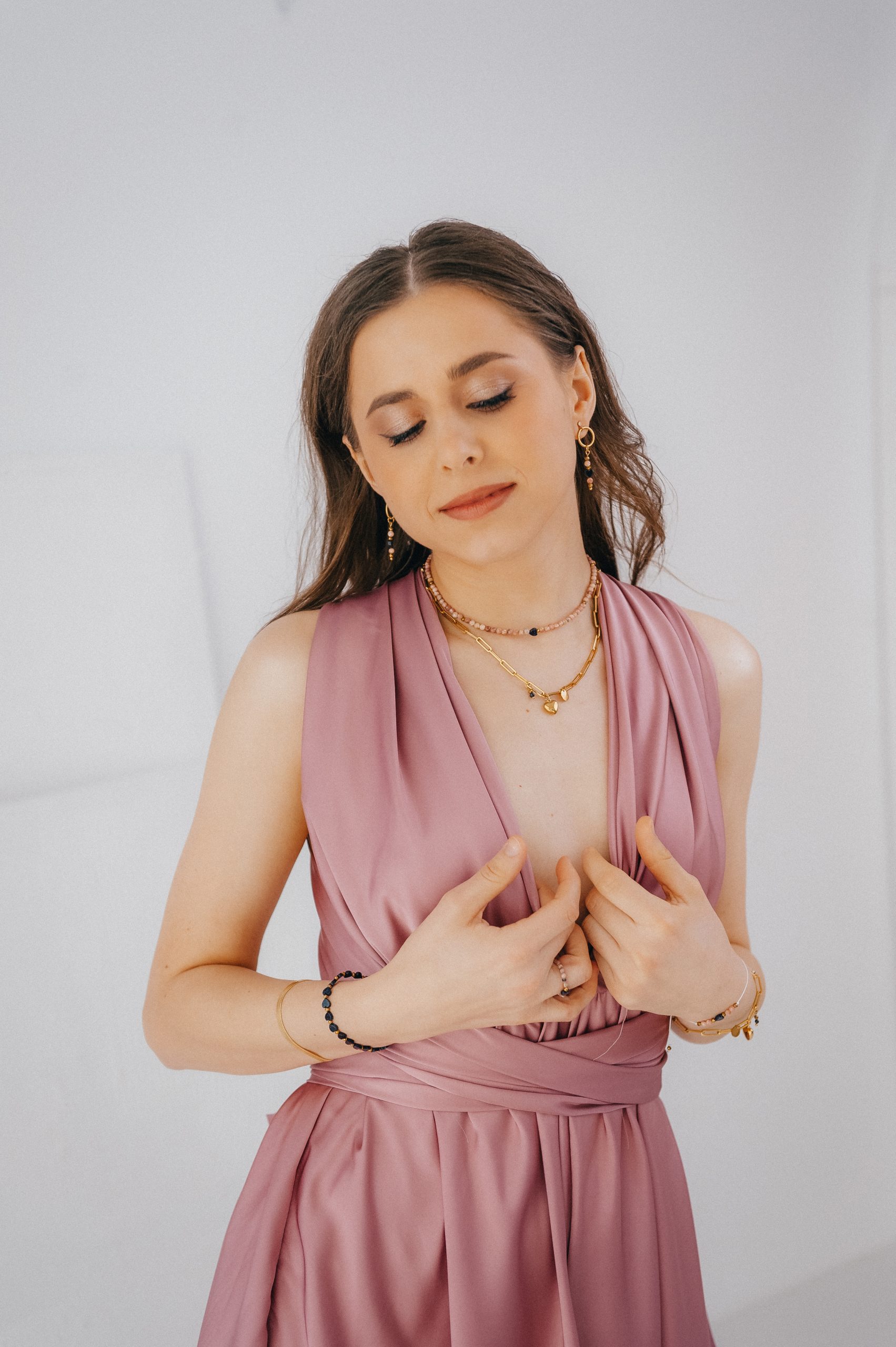 Pozłacany naszyjnik ze stali szlachetnej z zawieszkami - obrazek 2