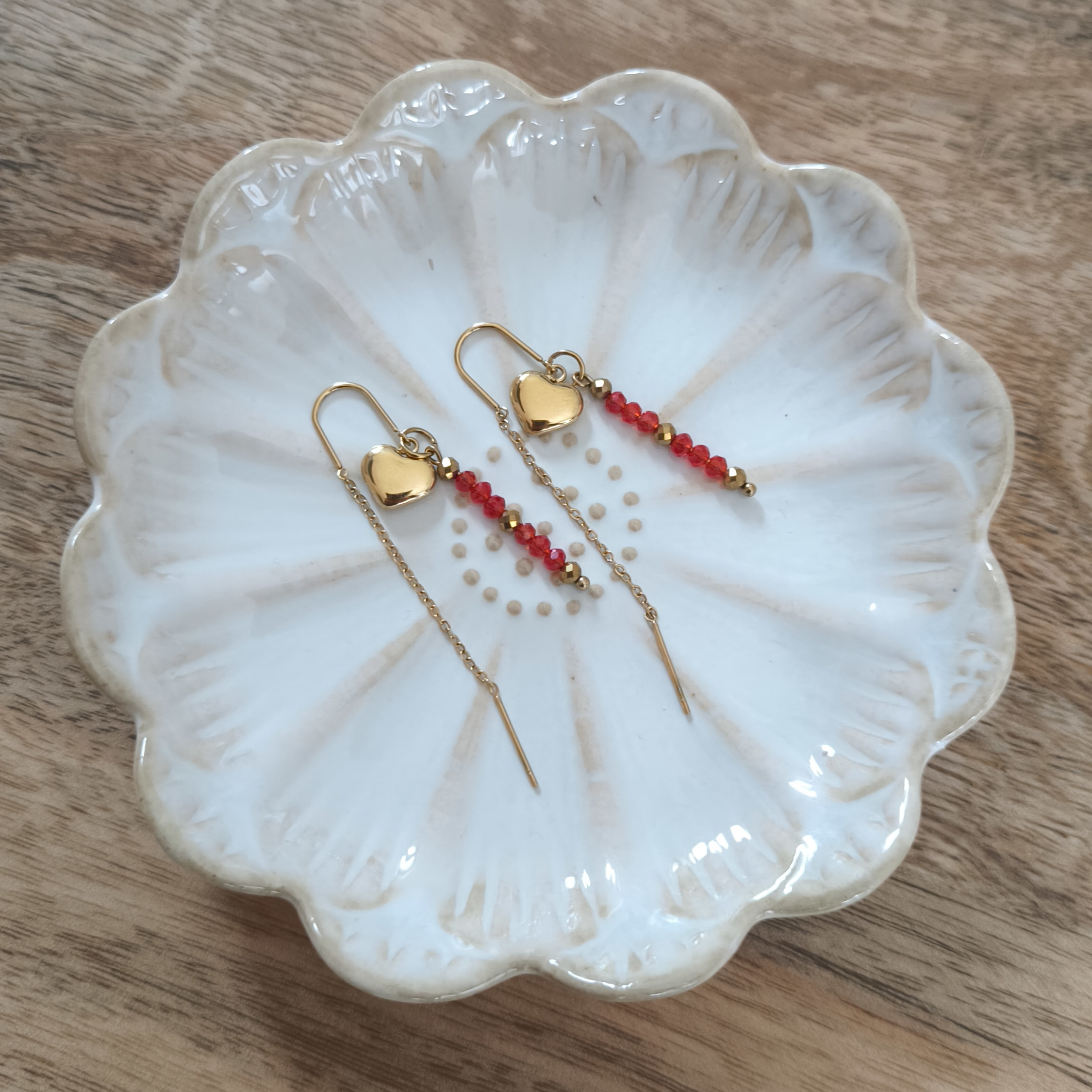 Wiszące kolczyki z serduszkiem i czerwonymi kryształkami