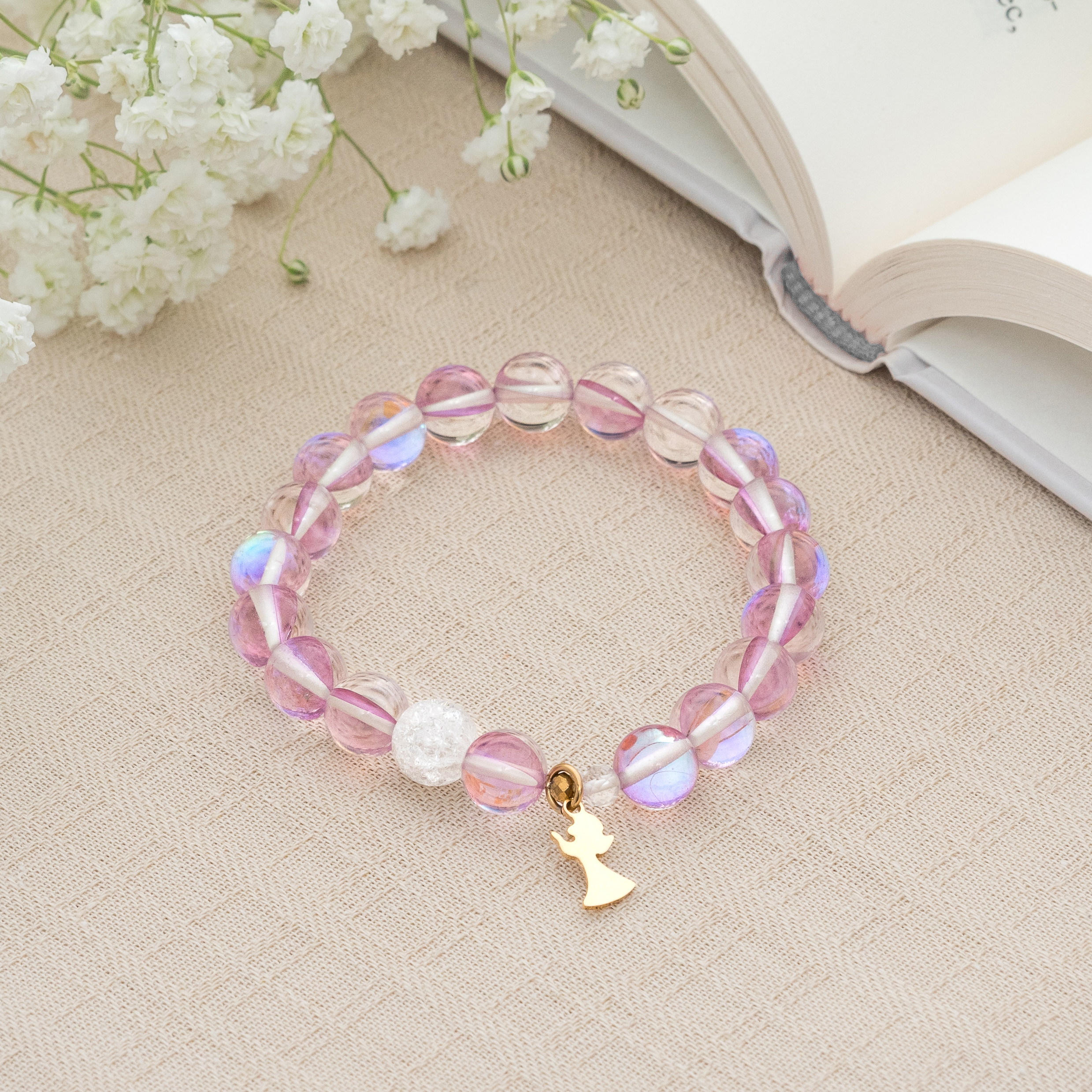 Fioletowa bransoletka z aniołkiem