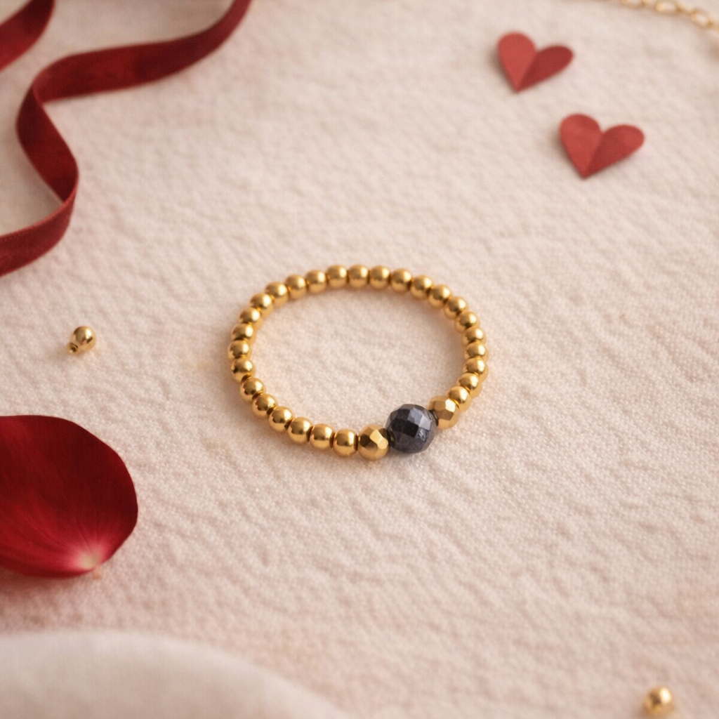 Minimalistyczny pierścionek z jedną kulką Szafiru i złotym Hematytem